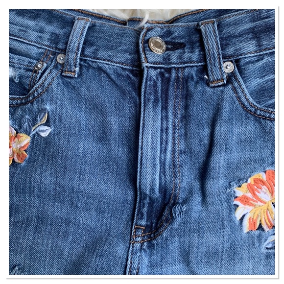 American Eagle Mom Short Embroidered Denim Jean Shorts Blue Orange Size 6 - Picture 3 of 11